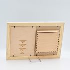 homokceremónia keret hátulról – tömör fa, fém támaszték, gravírozott hátlap